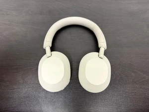Sony WH1000XM5 Wireless Noise Canceling Over the Ear Headphones - Silver - Zdjęcie 1 z 5