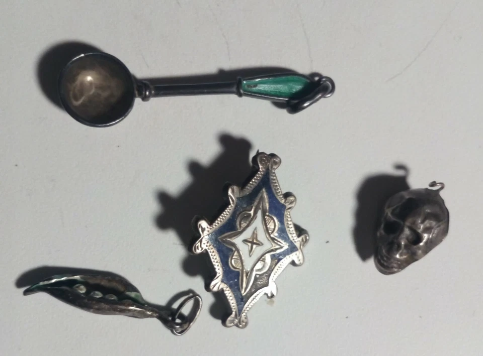 Lotto Vintage n. 3 ciondoli d’argento + 1 spilla laccata d’argento (H26)  - Immagine 1 di 1