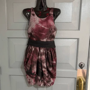 Alice & Olivia ärmelloses Minikleid abstraktes Muster Gürtel Schleife iBack Blasensaum - Bild 1 von 8