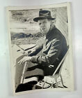 Instantané photo vintage noir et blanc 5" x 7" intéressant homme avec tapis