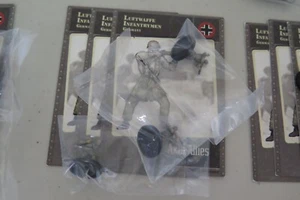 AXIS & ALLIES MINIATURES CONTESTED SKIES LOT 32 LUFTWAFFE INFANTRYMEN C X3 W/CAR - Bild 1 von 3