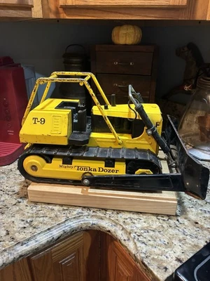 1970s Vintage Yellow Mighty Tonka Dozer T-9 17 Inches Long Working Condition - Image 1 of 4