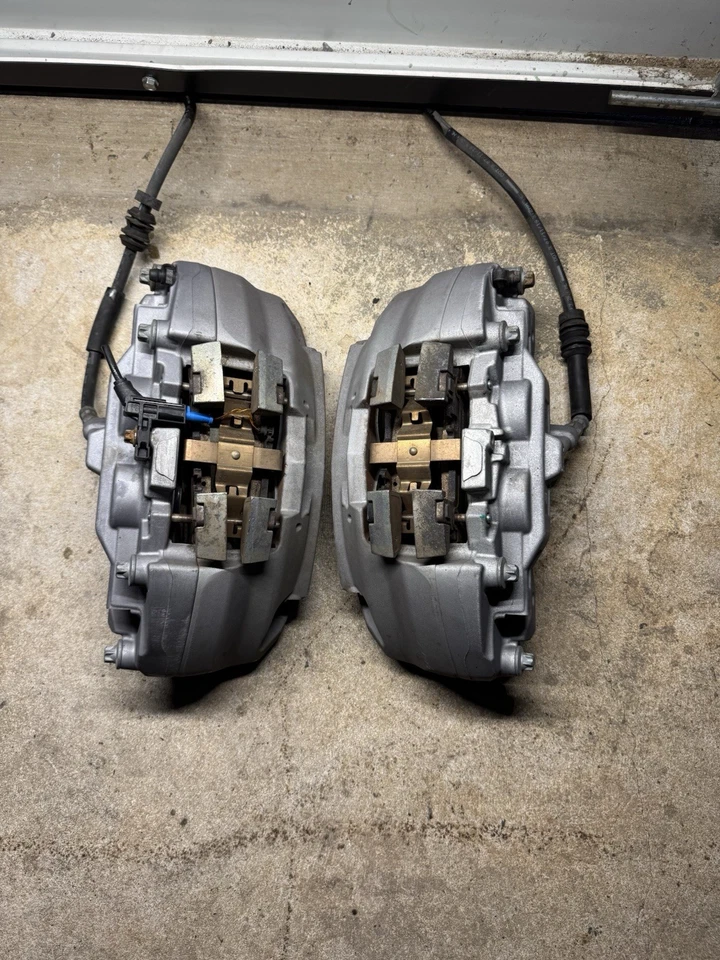 Pinzas de freno Brembo delanteras izquierda y derecha Mercedes-Benz GLC 300 2016-2020 OEM Foto 1 de 4