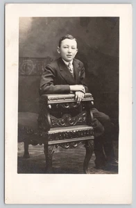 Postal RPPC Teen Boy in Suit Fordtran Studios Chicago Heights Illinois NOKO - Imagen 1 de 4