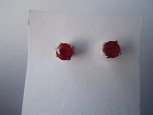 Orecchini solitario designer JKL oro giallo 14 carati rotondi rubino rosso .53 g - Foto 1 di 10