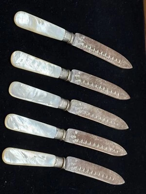 Cuchillos de postre antiguos Sheffield de plata de ley y madreperla 5 Foto 1 de 4