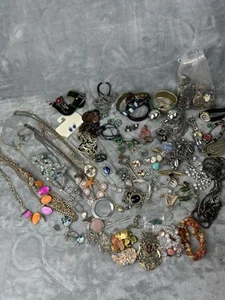 Gemischtes Set 5 Pfund Kostüm Vintage Modern Schmuck Halskette Uhren Armband Pins - Bild 1 von 6