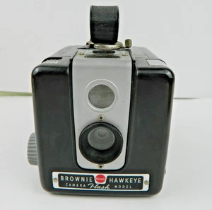 BROWNIE HAWKEYE CAMERA FLASH MODEL, BLACK BAKELITE , BY KODAK, 620 FILM, VINTAGE - Picture 1 of 11