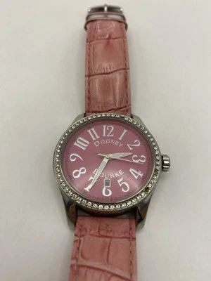 Relógio Dooney & Burke rosa com pedras ao redor relógio números de prata pulseira rosa - Imagem 1 de 4