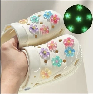 2x Leuchten im Dunkeln Blume Kroko Charms Jibbitz Schuh süß Geschenk für Mädchen, Jugendliche - Bild 1 von 3