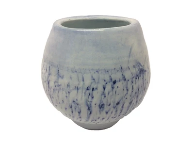 Florero decorativo con forma ovalada blanco azul porcelana esmaltada B 2013 firmado Foto 1 de 4