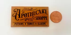 Miniatur Holz Puppenhaus Apotheker Laden Schild Maßstab 1:12 Zubehör Wohndeko - Bild 1 von 3