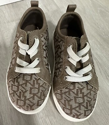 7. DKNY Niño Pequeño Talla 7-6 Estampado Monograma Parte Superior Baja Moda Tenis Zapatos Foto 1 de 4