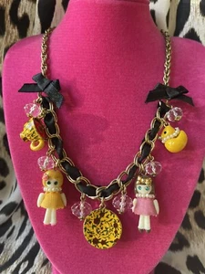 Betsey Johnson Vintage Puppenhaus Puppenhaus Teetasse Untertasse Gummi Ente Halskette - Bild 1 von 7