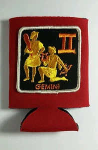 Gemini Naissance Signe Archer Brodé Chauffe Noir Refroidisseur Isolant Coozie - Picture 1 of 1