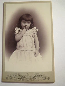 Barmen - kleines Mädchen im Kleid mit Zeigefinger am Mund - Portrait / CDV - Picture 1 of 1