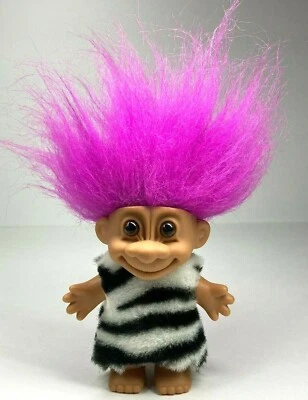 Muñeca Russ Troll Hombre de las Cavernas con Pelo Rosa Traje Blanco y Negro   Foto 1 de 4