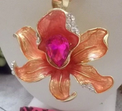 BETSEY JOHNSON ROSA CORAL BAUHINIA CON ROSA ROSA CENTRO COLLAR COLGANTE/BROCHE Foto 1 de 4