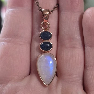 Ожерелье с радужным лунным камнем сапфиром сплошная припаянная необработанная медь целебная бижутерия  - Изображение 1 из 4