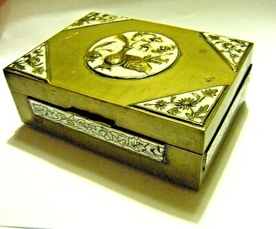 Caixa de bugigangas de joias chinesas articuladas de latão e esmalte branco pequena da década de 1950. - Imagem 1 de 4