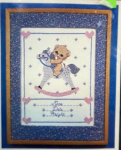 Kit punto croce timbrato Baby Sampler Vogart New Open Pack senza filo interdentale incluso - Foto 1 di 4