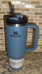 NEU BLUE SPRUCE STANLEY FLOWSTATE TASSE h2.0 STROHHALM TIGER 30 OZ TUMBLER CUP SCHULE - Bild 1 von 7