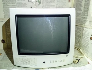 Vintage 13" GE General Electric 13GP243 CRT Retro Gaming TV Television Tested - Picture 1 of 8