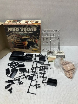 VINTAGE ORIGINAL AURORA 1/25 SCALE 1960'S TV SERIES MOD SQUAD WOODY WAGON KIT - Image 1 of 4