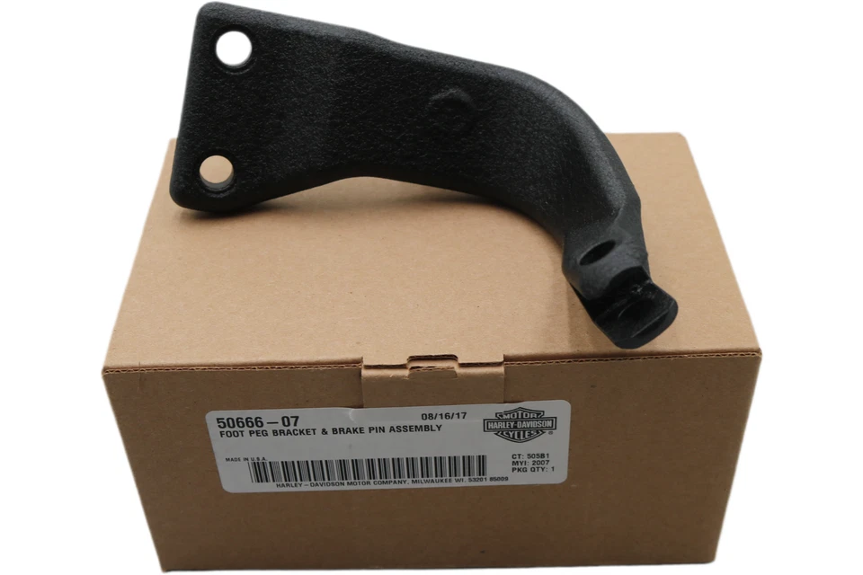 50666-07 全新 原始设备制造商 1991 - 2017 Harley-Davidson DYNA 右脚支架 — 第 1/4 张图片