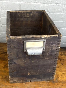 Caja de madera antigua con tirón de cajón y soporte para etiquetas, construcción de articulación de dedo, sólida - Imagen 1 de 10