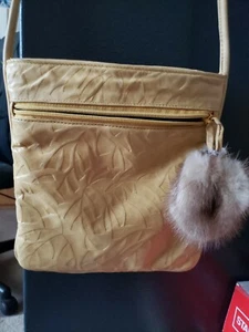 Bolso de Mano Vintage Rubio de Cuero y Piel de Conejo con Acento en Pie de Conejo - Imagen 1 de 5