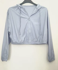 Brandneu ohne Etikett hellblaue kurz geschnittene sportliche Jacke mit Kapuze Größe 14-16 - Bild 1 von 4