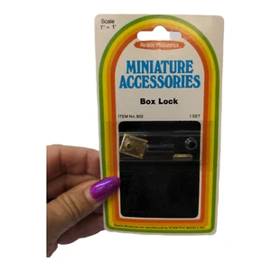De colección REALIFE MINIATURES Muebles para casa de muñecas 1:12 Juego de cerradura de caja de latón #802 - Imagen 1 de 1