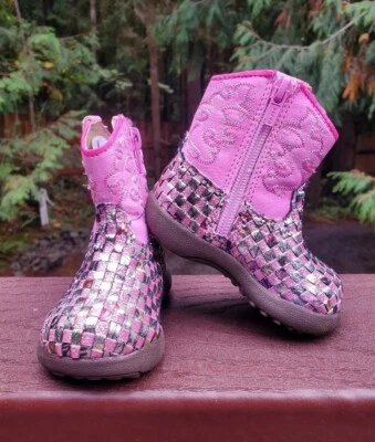 NUEVO SIN ETIQUETAS Roper Talla 2 (3-6 meses) Infantil Rosa Brillo Western Trenza Vaquera Botas Botín Foto 1 de 4