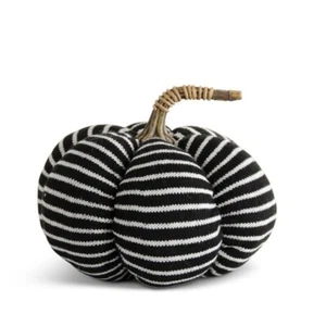 Calabaza de tela a rayas blancas y negras de 7 pulgadas con tallo de resina - Imagen 1 de 1
