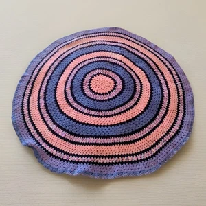 💗💜 Manta redonda tejida a mano - Tonos de rosa y púrpura - 1 m de diámetro - Imagen 1 de 12
