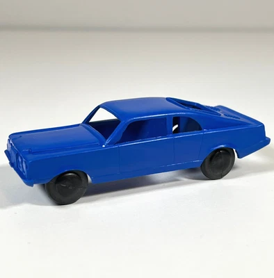 Coche de plástico azul Hodgepodge genérico vintage de 1962 de Marx Toys hecho en EE. UU. Foto 1 de 4