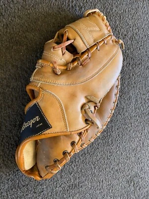 Бейсбольная перчатка MACGREGOR First Base перчатка для подачи правой рукой РОН ДОВОЛЬНО ПОДПИСАННАЯ - Изображение 1 из 4