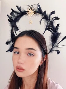 Women Black Feather Sun Celestial Angel Gothic Halo Headband Tiara Fascinator - Bild 1 von 9