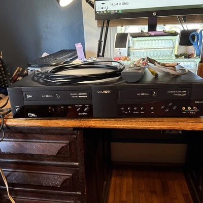 Go Video Dual Deck VCR VHS DDV9500 com controle remoto. Apenas peças veja a descrição. - Imagem 1 de 4