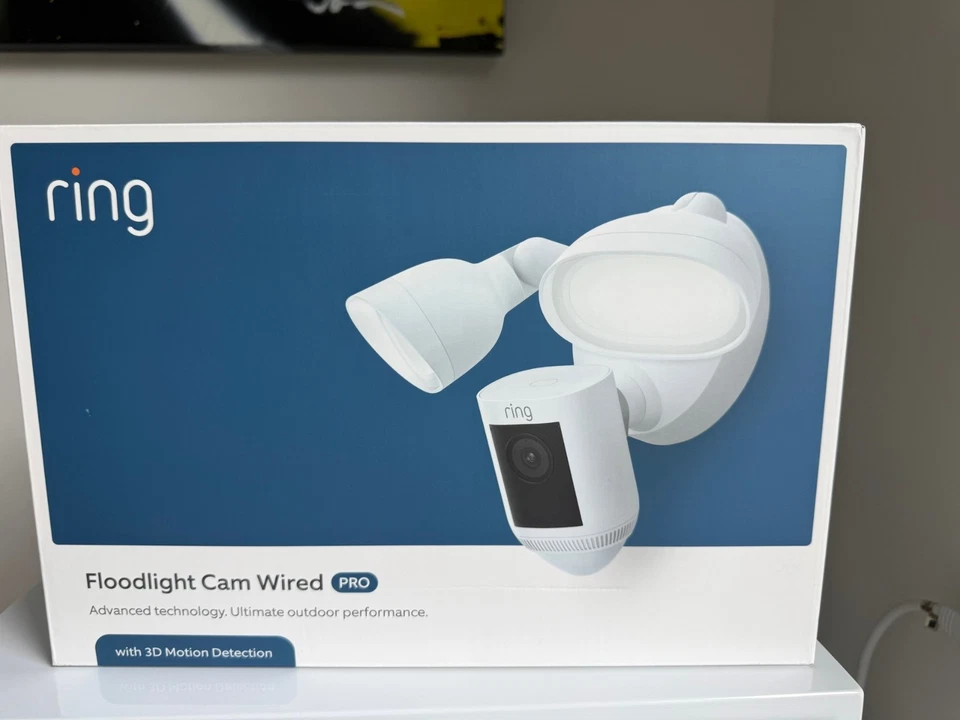 Ring Floodlight Cam Pro 2K Ring Vision, 2 luzes LED Wi-Fi e movimento 3D branco - Imagem 1 de 3