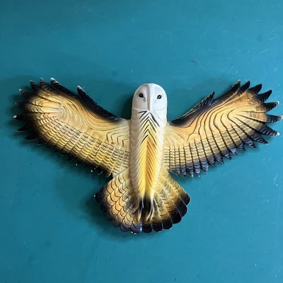 Figura de arte de pared de búho alas amarillas/negras 11,5 X 6”. MUY BUENO. Foto 1 de 4