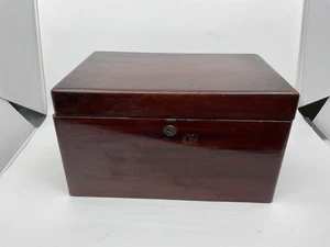 Antigua caja de cigarros humidor forrada de metal de madera 12 x 8 x 7. Falta llave y cerradura - Imagen 1 de 7