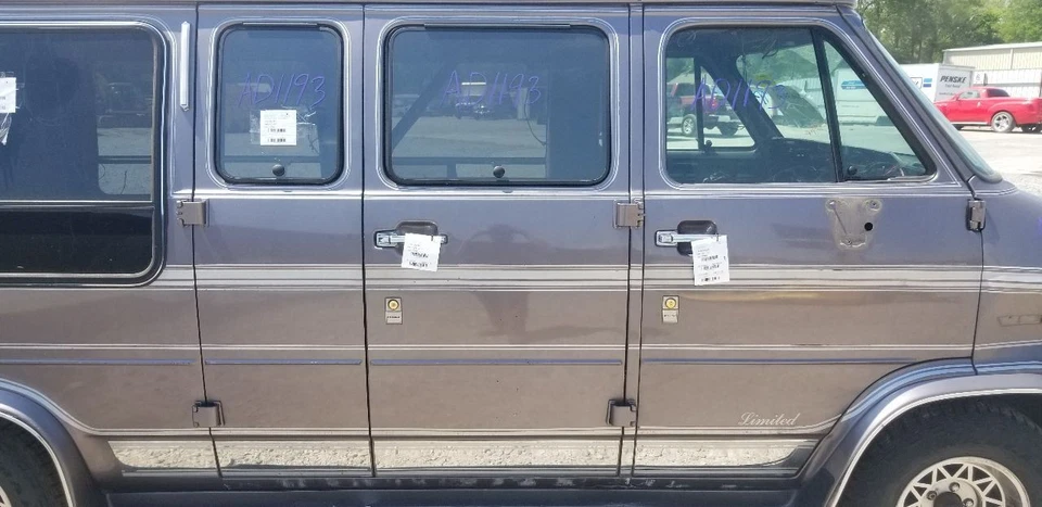 93 GMC G2500 VANDURA FORWARD SIDE DOOR WITH WINDOW RIGHT PASSENGER GRAY Foto 1 de 4