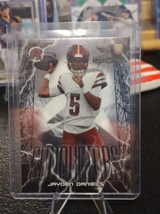 2025 Topps Resurgence NFL - Jayden Daniels RC #C-6 - Conductors💥Commanders  - Bild 1 von 6
