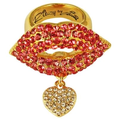 Anillo Ritzy Couture Piedra Vidrio Labios y Corazón Dije Talla 7 (Rojo/Dorado) por Esme Foto 1 de 3