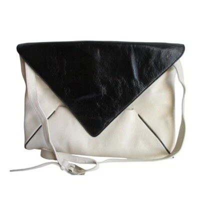 *BODHI слоновой кости черный конверт сумочки XL патент гофрированный складной ремень через плечо - Изображение 1 из 4