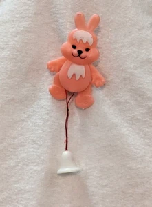 Mechanischer rosa Osterhase Vintage Zugschnur Kunststoff Anstecknadel - Bild 1 von 4
