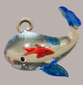 Handgefertigte Glas Wal Figur Ornament mit roten Fischen - Bild 1 von 9