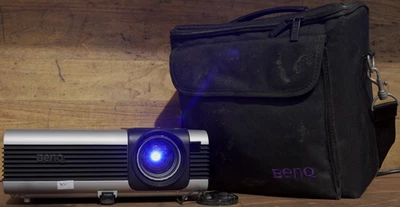 BenQ PB7200 XGA DLP Portable Video Projector 2,200 Lumens Parts or Repair - Image 1 of 4